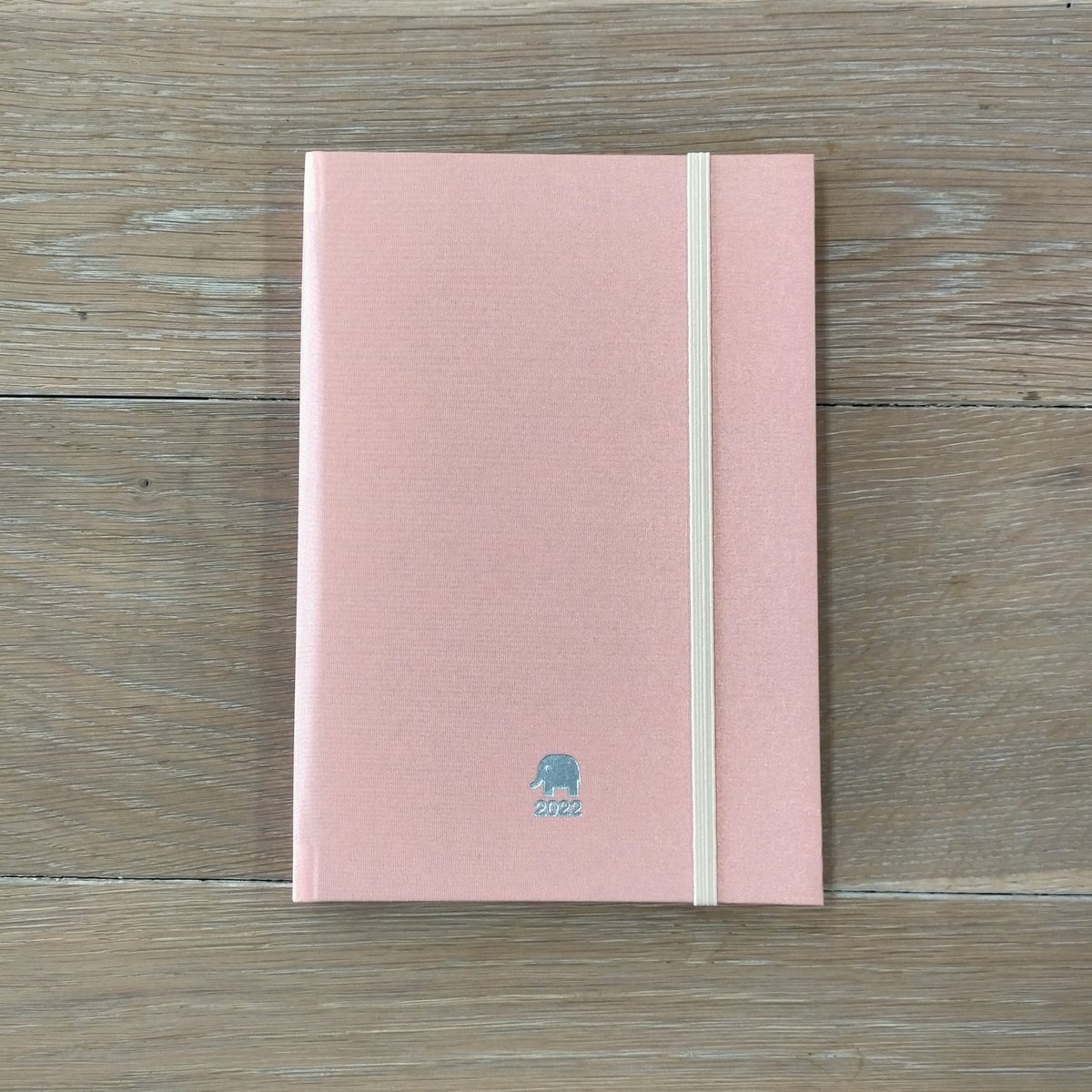 YOGA_TECHO's tweet photo. Flower Pink（フラワーピンク） はヨギーの別注です。
淡いピンクが2022年にやさしく導きます。
[PSPS　ヨギー]で検索してね。

#ヨガ手帳
#ヨガ手帳2022
#別注カバーあり
#styleyoggy
#人生にヨガを https://t.co/zbN4rP5zNn