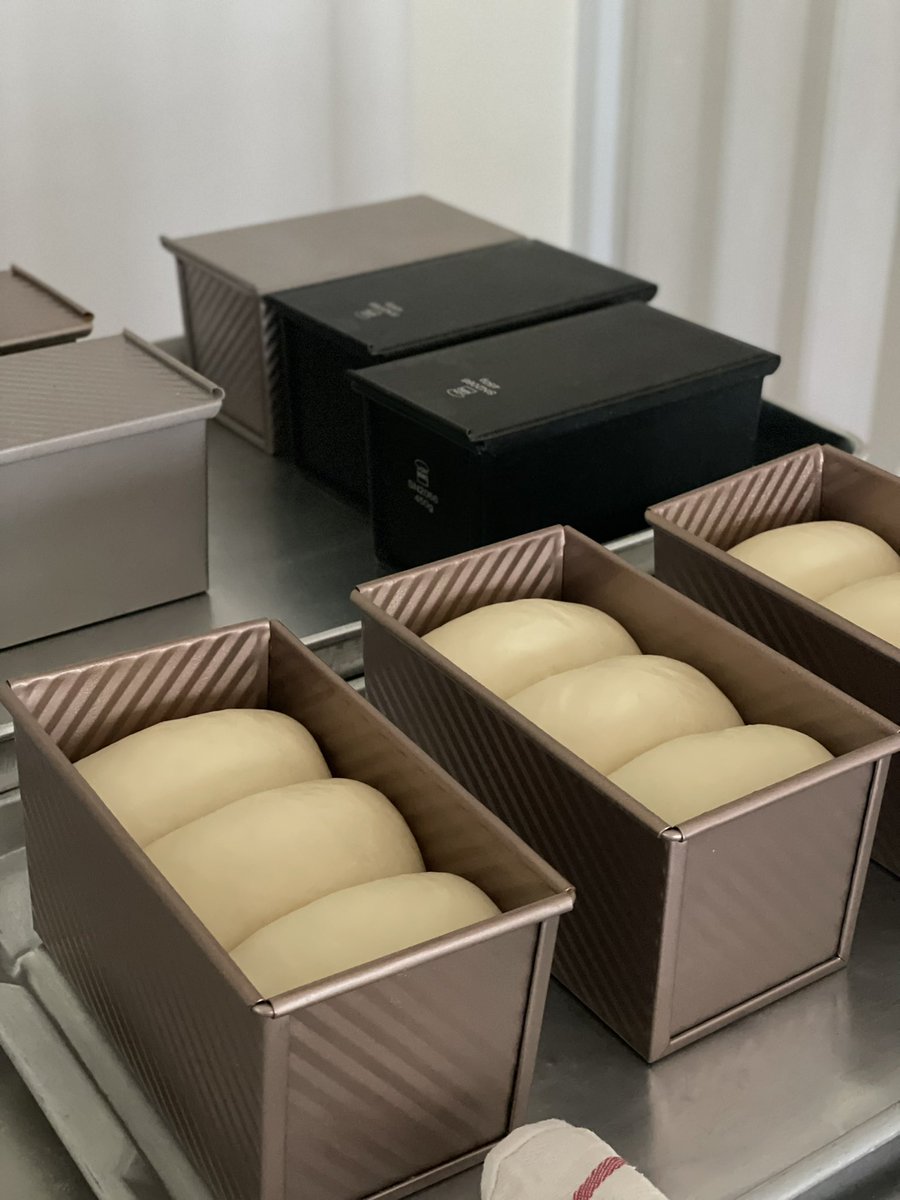 ยืนยันอีกเสียงว่าอย่าใช้พิมพ์ชมพูจีนเลย ไม่แพงก็จริง แต่อบแล้วขนมปังติดพิมพ์หนักมาก 😂 งกไงก่อนหน้านี้ซื้อมา 4 อัน ตอนนี้อยากเขวี้ยงทิ้ง จงใช้ Sanneng กับ Chefmade ต่อไปเถอะ