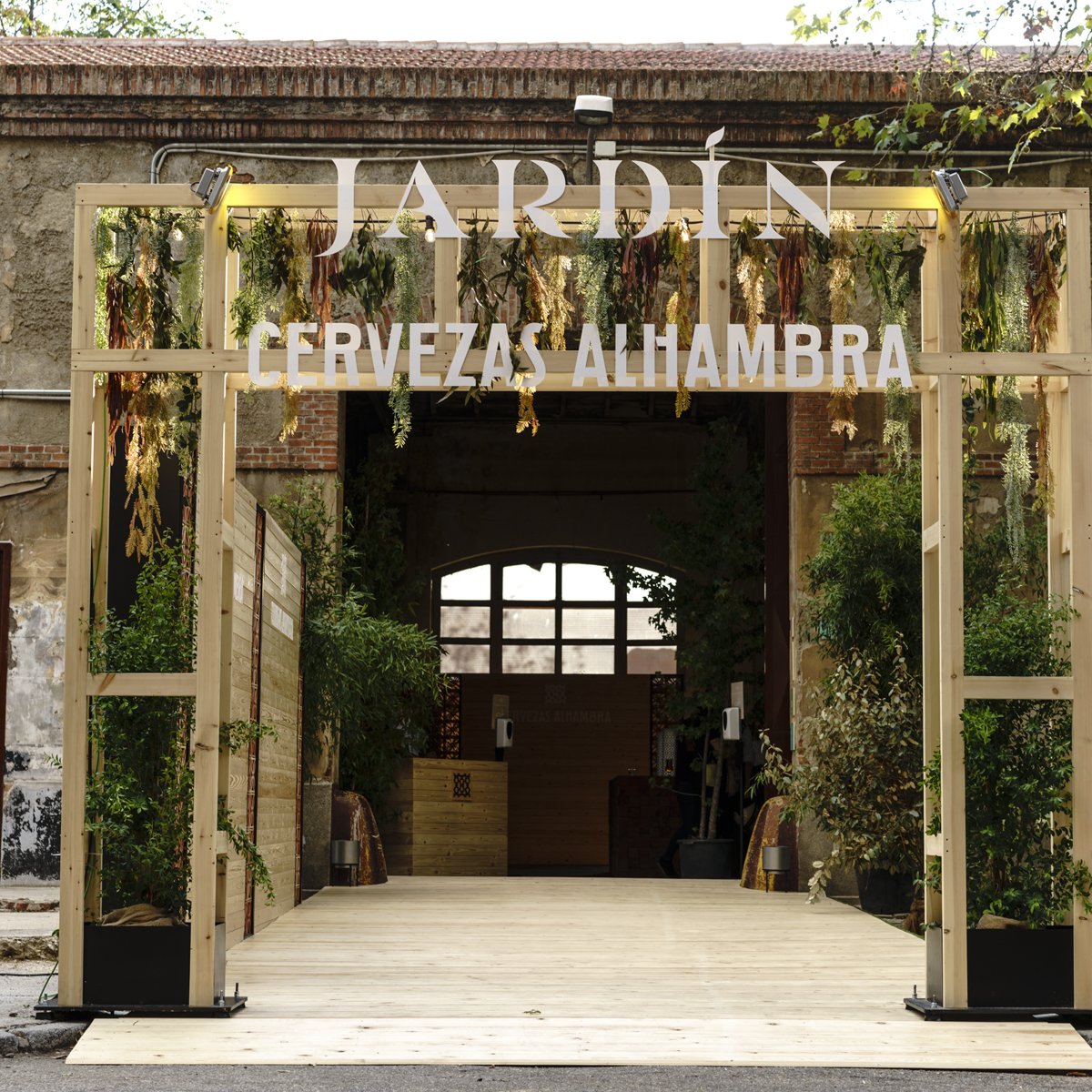Havas_ES's tweet photo. ¡Nueva edición del #JardínAlhambraMadrid! @cervezasalhambra reúne de nuevo a los amantes de la cerveza 🍺 para disfrutar del tardeo en la capital, en la Nave de Fomento del Museo del Ferrocarril (P. de las Delicias, 61) hasta el 17 de octubre.🎛️Sesiones afterwork con DJ’s M y X https://t.co/GAUXMB3Izu