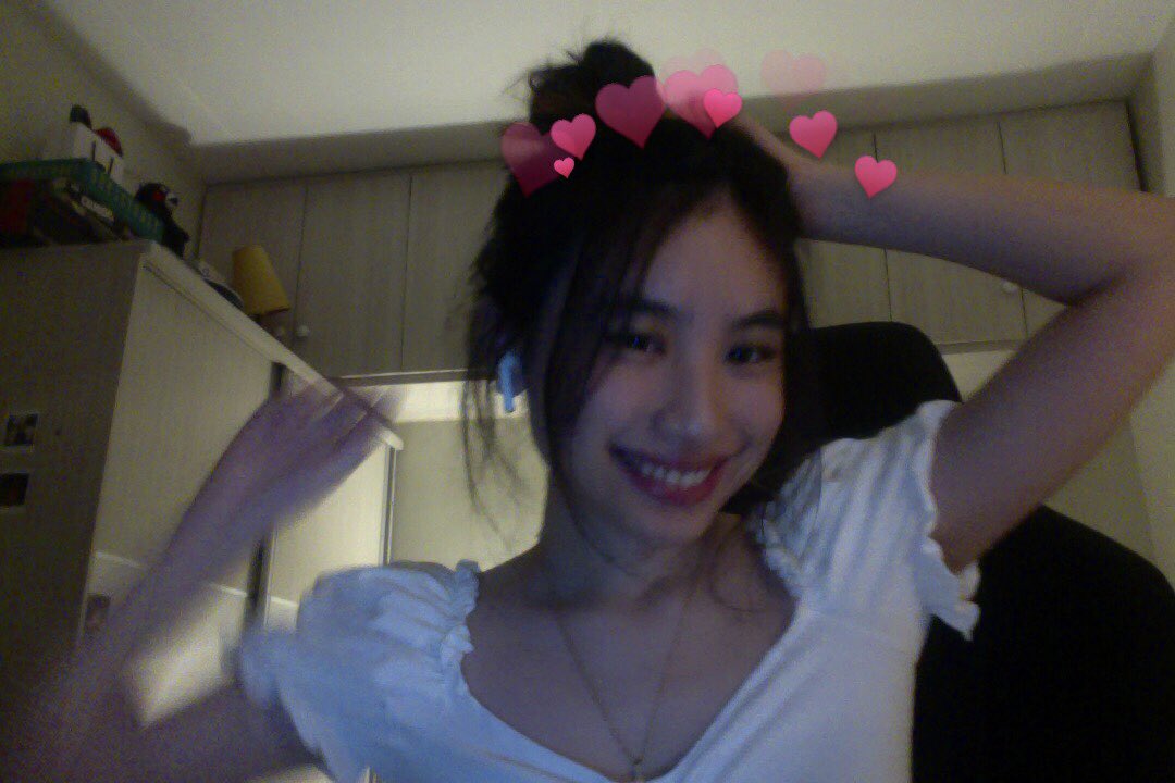 nikecaps_'s tweet photo. so im not done w my papers yet but at least im cute kinda 😁🍑 https://t.co/IYOrJIKmJd