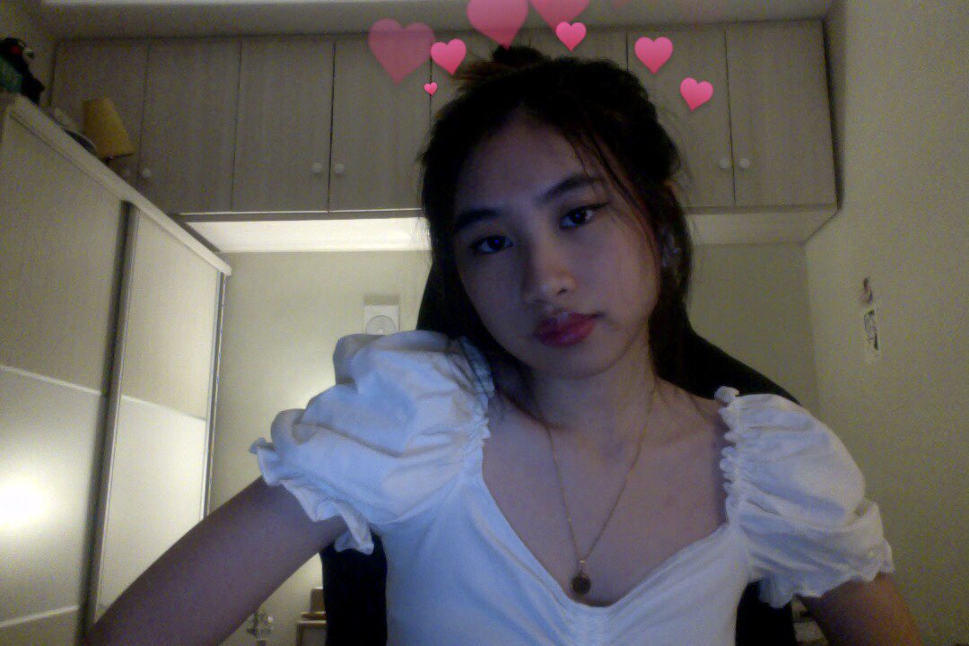 nikecaps_'s tweet photo. so im not done w my papers yet but at least im cute kinda 😁🍑 https://t.co/IYOrJIKmJd