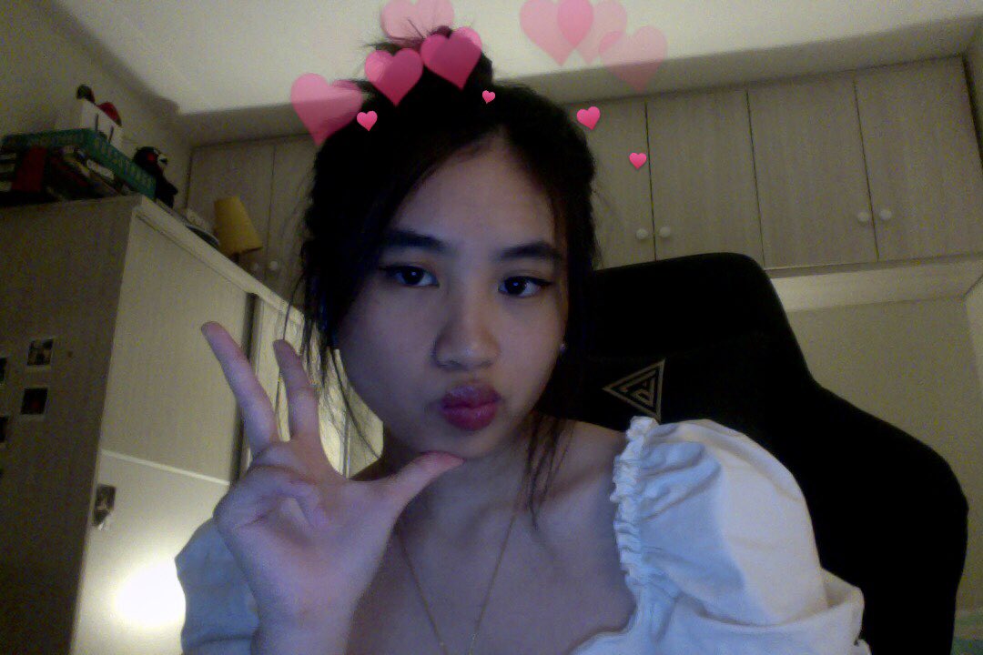 nikecaps_'s tweet photo. so im not done w my papers yet but at least im cute kinda 😁🍑 https://t.co/IYOrJIKmJd