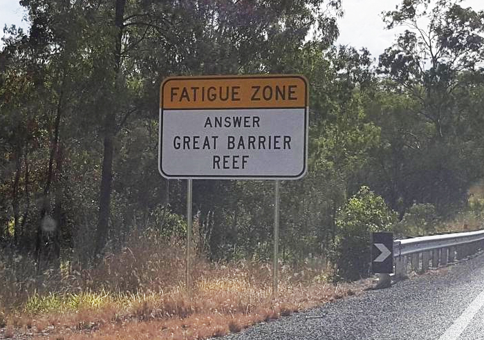 NaoCasanova's tweet photo. #LunesdeCarreteras

En Australia, entre Balladonia y Caiguna, hay una carretera con UNA RECTA DE 150 km de longitud.
Y eso es muy peligroso, mortal de necesidad.

Por eso se instalaron carteles con preguntas cuyas respuestas se muestran kilómetros después.
Un Road Trivia. https://t.co/sqXiQj3Aay