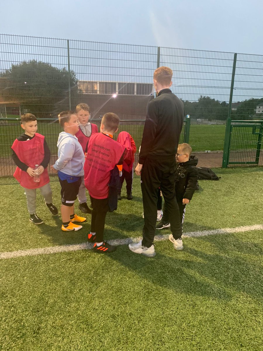 acroversfc's tweet photo. Another night of football fun and Rail Safety with our ACademy kids.  They were amazed to learn about this weeks fact about electricity jumping. @ScottishFA @NetworkRailSCOT @BTPNorthScot @ScotFACentral @neilgraysnp https://t.co/tubZY3dD1I