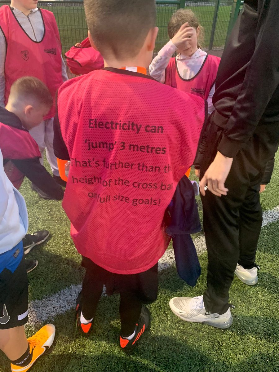 acroversfc's tweet photo. Another night of football fun and Rail Safety with our ACademy kids.  They were amazed to learn about this weeks fact about electricity jumping. @ScottishFA @NetworkRailSCOT @BTPNorthScot @ScotFACentral @neilgraysnp https://t.co/tubZY3dD1I