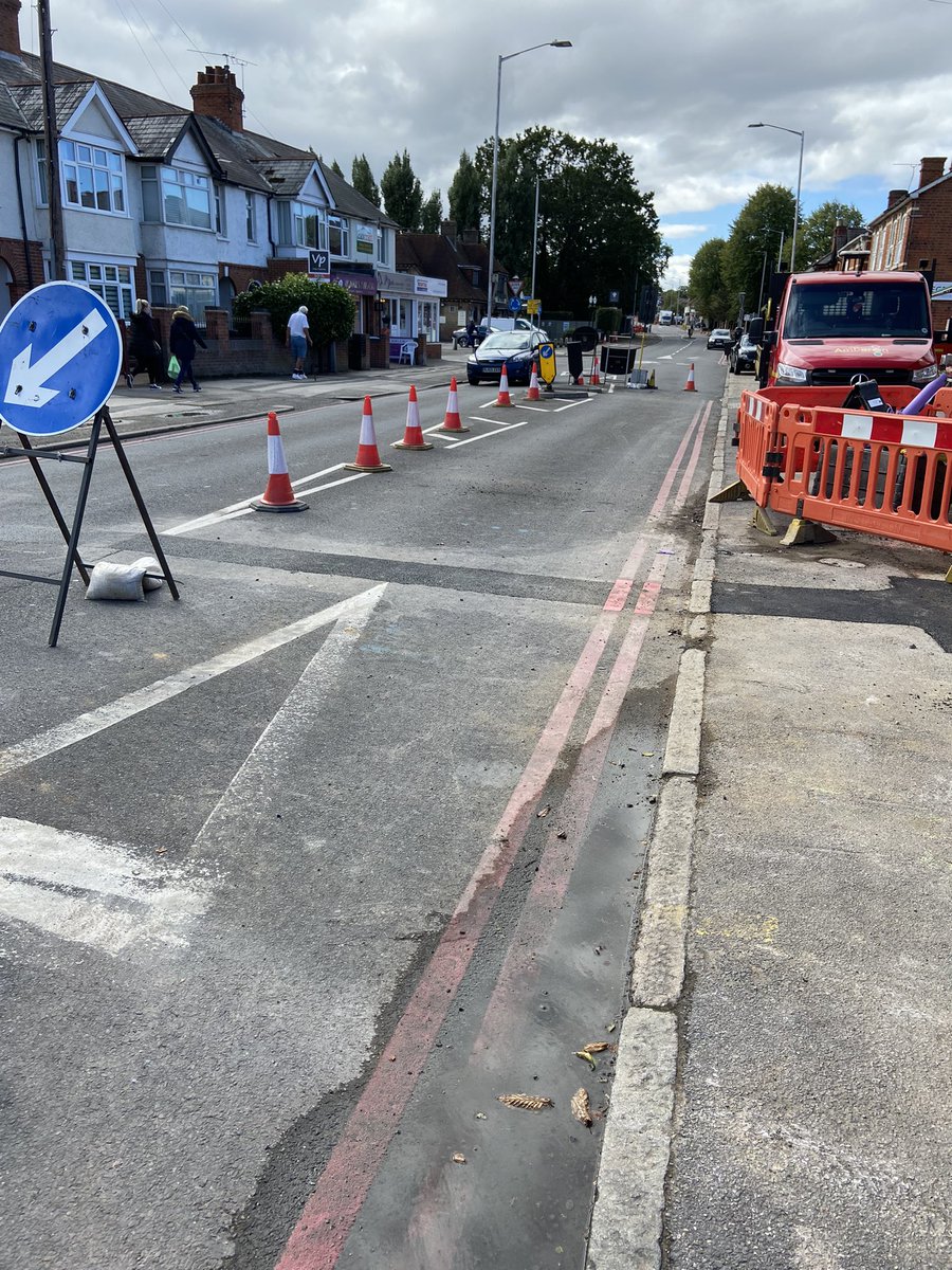 MicV_Pic's tweet photo. @CityFibre 3-way traffic light for the past 4 days with no work being done on the actual road. Location: School Road - Tilehurst, Berkshire https://t.co/dtUGM6tWuK