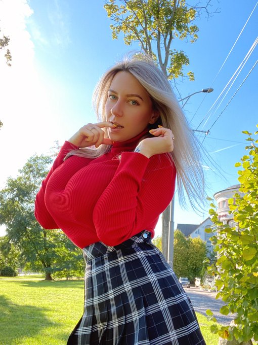 Happy #Monday babes! Retweet if you’d love me to remove the sweater ? Tons of new content and chats on