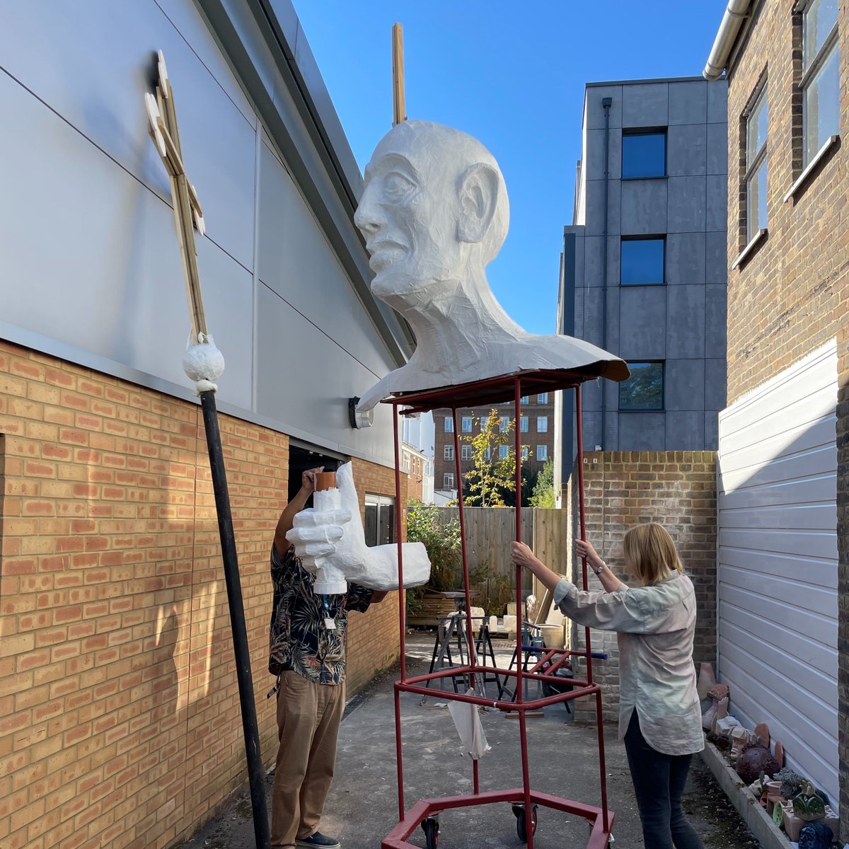 canterburycoll's tweet photo. Another giant project in the works! @CSVACantCol students and staff are working on a huge Thomas Becket sculpture for the upcoming @CanterburyFest Medieval Pageant. You can check out the finished piece at the parade on Saturday 16 October in the city centre. https://t.co/AuxCSFaZw0