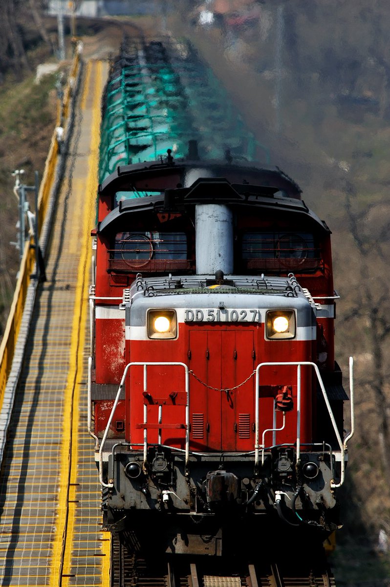 kisotch's tweet photo. #あのカマに会いたい

DD51 1027号機
東日本大震災の時の磐西迂回貨物で活躍したDDたちの中でも、旋回窓にプロテクター付きのこのカマは大人気。顔面撃ちをやりたいと、山都の鉄橋を正面から見下ろす場所に立ちました。 https://t.co/FDVDIjo6cz