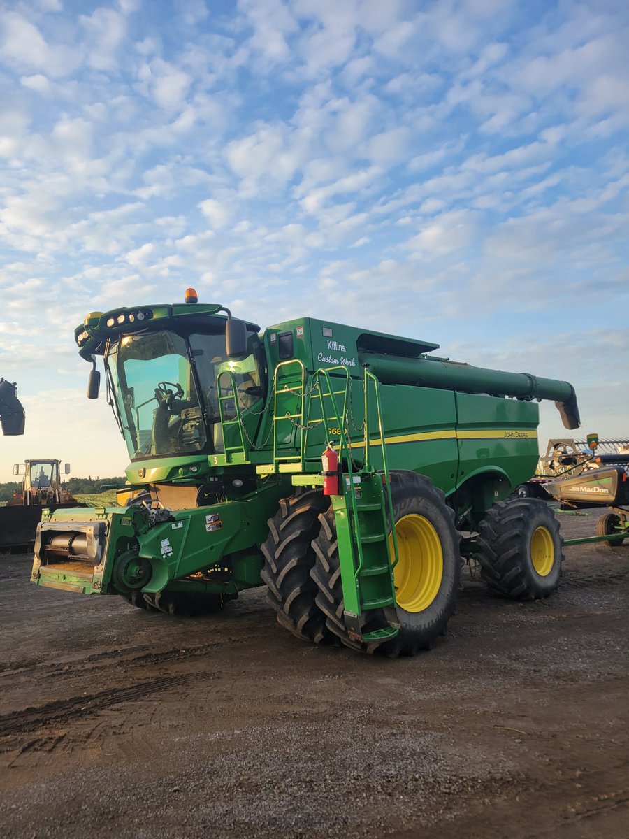 DavidKillins's tweet photo. FOR SALE! 2012 s680, folding bin, 4wd, 650 duals, folding 22.6ft auger, 5 speed feederhouse, powercast tailboard, ASIed 500 acres ago ( still running) 5060 Eng/ 3404 Sep Hrs. Asking $135,000 machine in good shape contact me at 519 851 1989 for more info https://t.co/jPNDCrRDuO