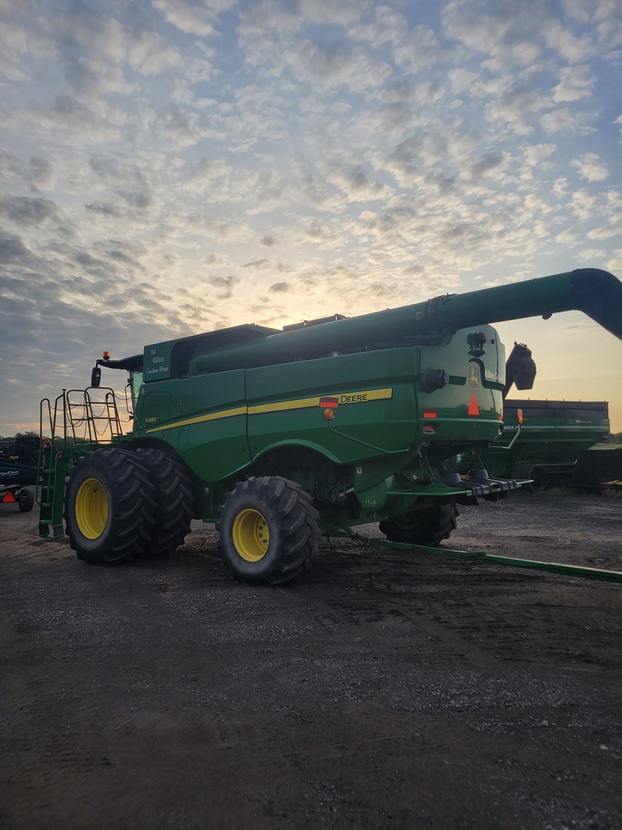 DavidKillins's tweet photo. FOR SALE! 2012 s680, folding bin, 4wd, 650 duals, folding 22.6ft auger, 5 speed feederhouse, powercast tailboard, ASIed 500 acres ago ( still running) 5060 Eng/ 3404 Sep Hrs. Asking $135,000 machine in good shape contact me at 519 851 1989 for more info https://t.co/jPNDCrRDuO