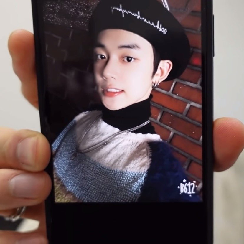 txt_sarangdan2's tweet photo. 헐ㄹ 스무살 연준이 베레모 셀카 !!!!! https://t.co/BOCMbsmhcH