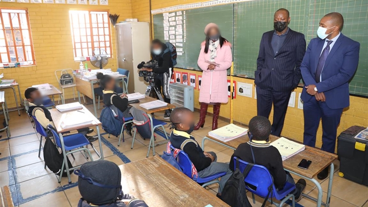 SABCMahungu's tweet image. Vantshwa lava nga tirheki va hlohloteriwa ku endla swikombelo swo tirha tani hi vapfuni va vadyondzisi eka ndzawulo ya tidyondzo ta le hansi. Lembe leri nga hundza President Cyril Ramaphosa u tivise leswaku ku ta thoriwa kwalomu ka 300 000 wa vantshwa eka swivandla leswi.