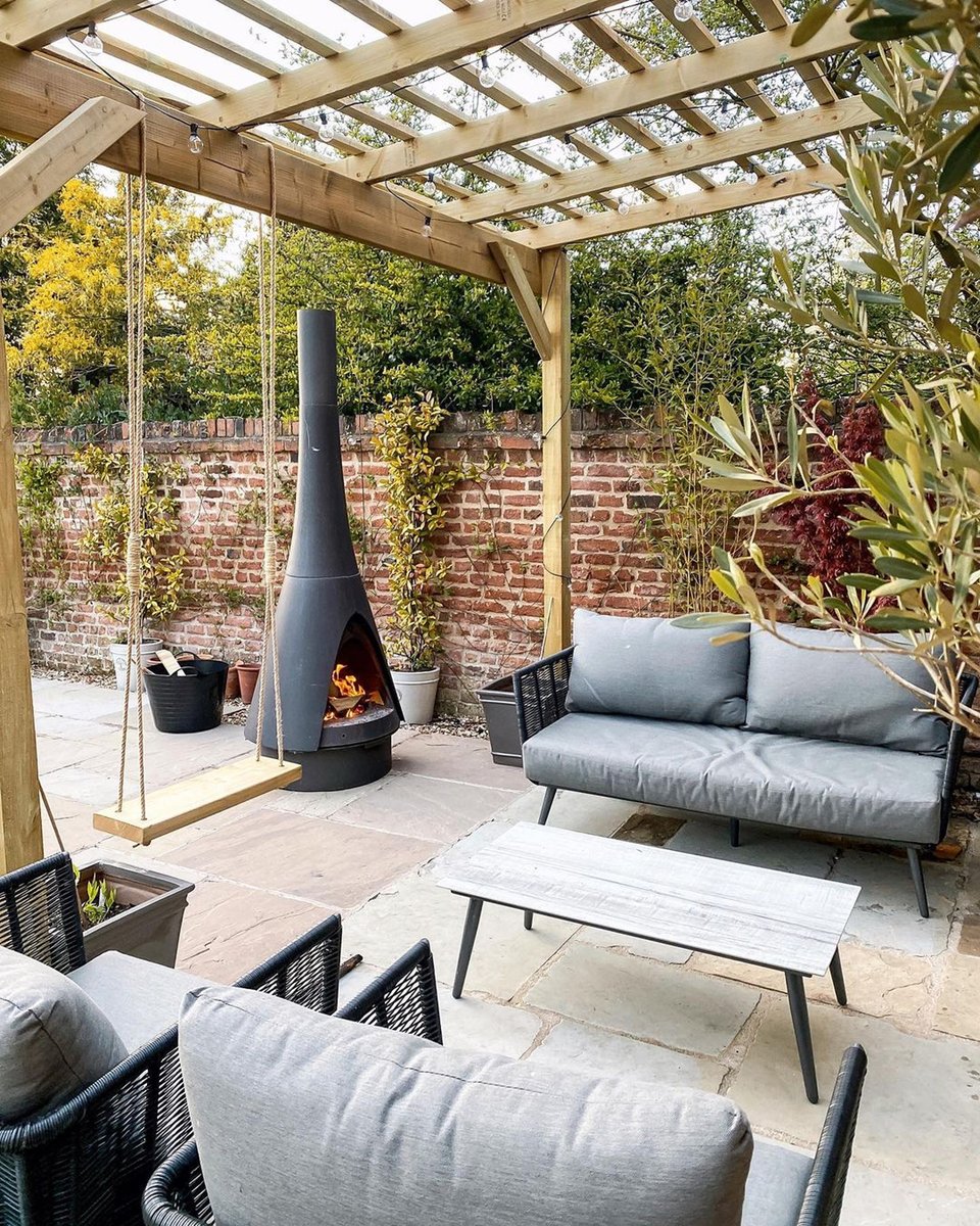 We're officially excited about cosy autumn get-togethers with fires burning under starry night skies. 🪵🌛

📷Instagram: designermumetc