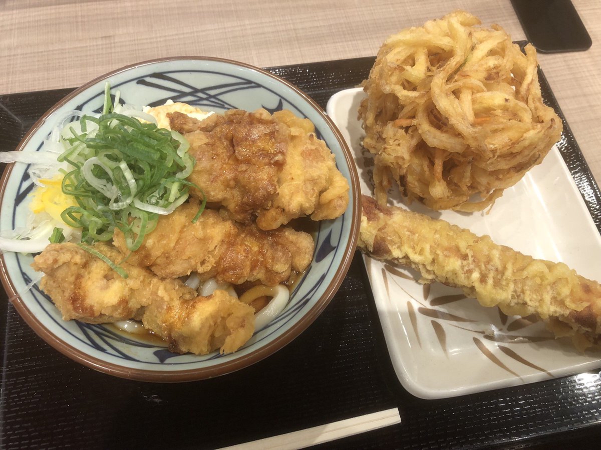 ゲッツ板谷 はい 今日は買い物ついでに同じモール内に入ってる 超久々に丸亀製麺 でタル鶏うどん 玉ねぎとチクワの天ぷらを食べました 丸亀製麺は消して不味いとは思わないけど 香川県に行ってうどんを食べるとやっぱり違うんだよなぁ ゲプッ