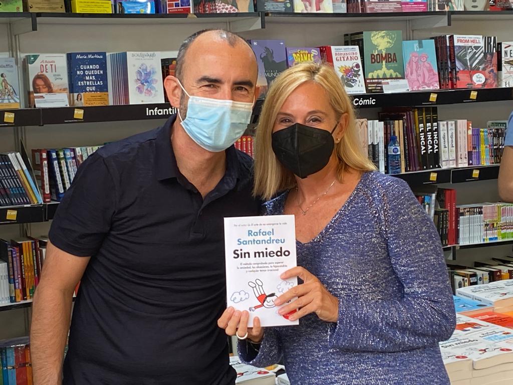 Isabel_sb's tweet photo. 🥰 Que buena oportunidad para reencontrarme con @Rsantandreuofc del que tanto he aprendido y a quien tanto admiro
📖 Su último libro “𝗦𝗶𝗻 𝗺𝗶𝗲𝗱𝗼” promete ser tan interesante y práctico como todo lo que viene de él.
Y tú, ¿qué libro te estás leyendo ahora? Cuéntamelo 💬👇 https://t.co/thzg4o1URr