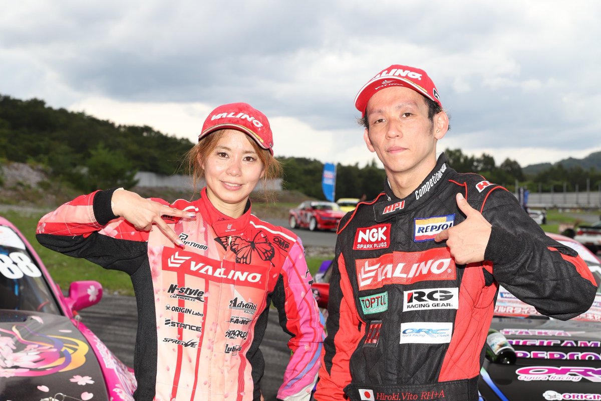 VALINOTIRES's tweet photo. D1 LIGHTS頂上決戦

今週末の奥伊吹でチャンピオンが決定！

現在のランキング
1位はVALINOドライバーのヴィトー博貴 選手
2位はVALINO女帝の高木美紀 選手

応援よろしくお願いします。

⁦@PinkSurarin49⁩ 

#ヴィトー博貴
#中村直樹  #植尾勝浩 #アンディ #山下広一 #高木美紀  #下田紗弥加 https://t.co/LeuGtFOKoW