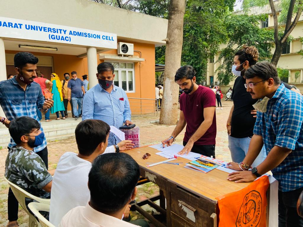 ABVPGujarat's tweet photo. ગુજરાત યુનિવર્સિટી માં હાલ ચાલી રહેલા પ્રવેશ પ્રક્રિયા માં વિધાર્થીઓને મદદરૂપ થવા #ABVPGujaratUniversity ના કાર્યકર્તાઓ દ્વારા હેલ્પ ડેસ્ક શરૂ કરવામાં આવ્યું.

#ABVPGujarat https://t.co/SFKFQlTsYg