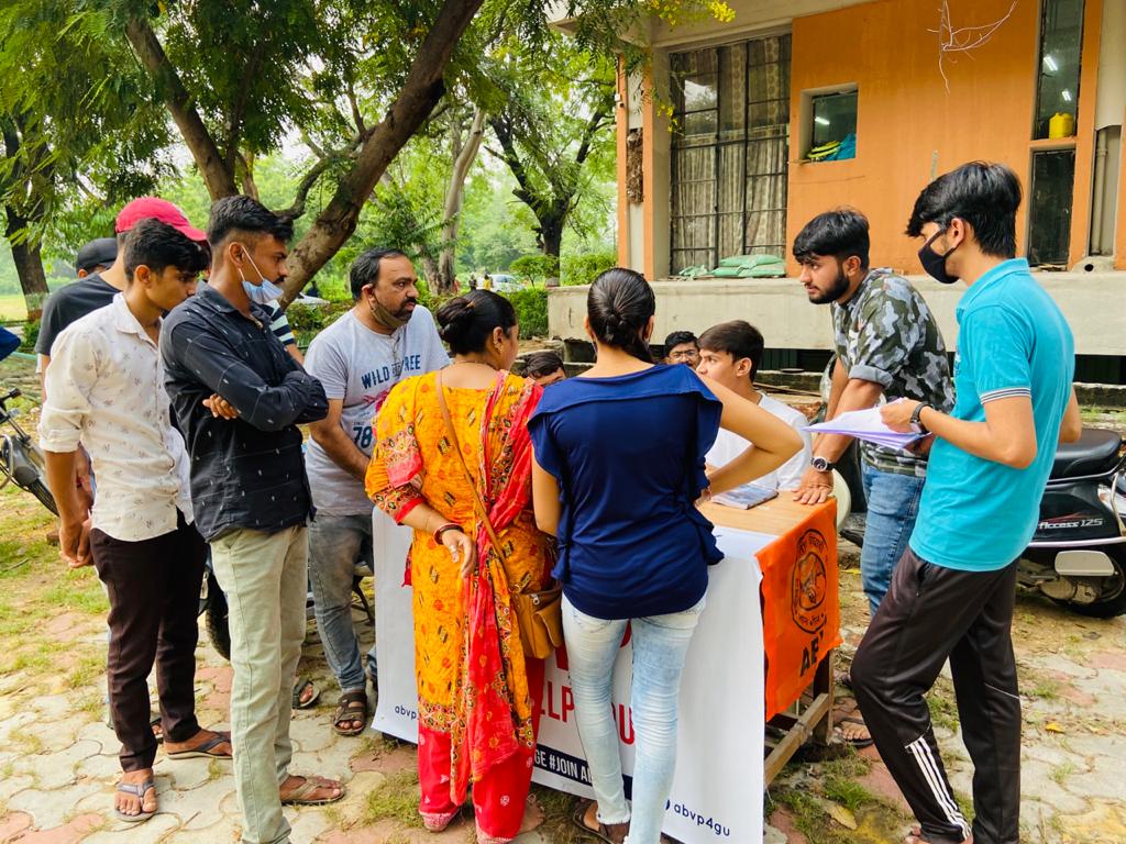 ABVPGujarat's tweet photo. ગુજરાત યુનિવર્સિટી માં હાલ ચાલી રહેલા પ્રવેશ પ્રક્રિયા માં વિધાર્થીઓને મદદરૂપ થવા #ABVPGujaratUniversity ના કાર્યકર્તાઓ દ્વારા હેલ્પ ડેસ્ક શરૂ કરવામાં આવ્યું.

#ABVPGujarat https://t.co/SFKFQlTsYg