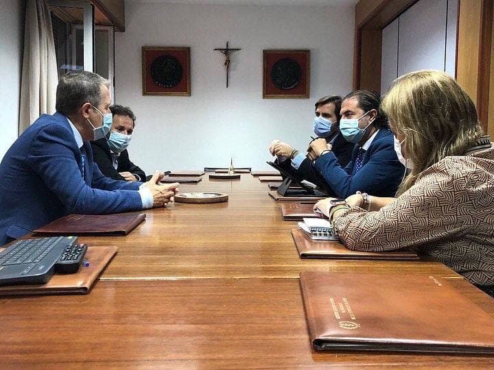 VoxUbeda's tweet photo. BENITO MORILLO CON EL COLEGIO DE MÉDICOS

@BMorilloVOX, acompañado por Manu Gordo, coordinador local de Jaén capital, y @MagdalenaPuPe, vicesecretaria de Relaciones Institucionales, reunidos con el Ilustre Colegio Oficial de Médicos de Jaén. https://t.co/xlEJb2Olxy