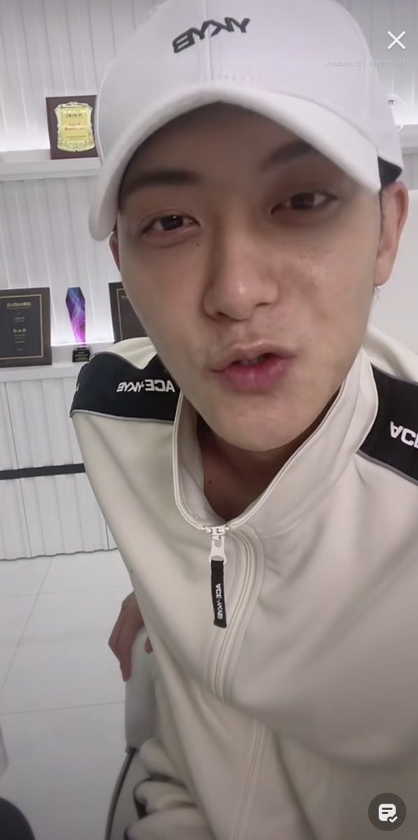 BaiduZTAOBar's tweet photo. 210927 #ZTAO is currently doing live stream on Kwai app
#黄子韬 #타오 #タオ @hztttaoswag https://t.co/hqaicEyEIj
