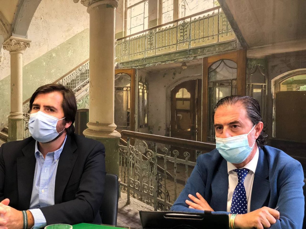 VoxUbeda's tweet photo. VOX JAÉN POR LOS DERECHOS DE LOS PROFESIONALES DE ENFERMERÍA Y FISIOTERAPIA

@BMorilloVOX y Manu Gordo analizan los problemas que aquejan a los profesionales de la enfermería y la fisioterapia de nuestra provincia. Estamos con vosotros, @SATSE_Andalucia

#VOXPORJAÉN https://t.co/PRUvOmt2EL