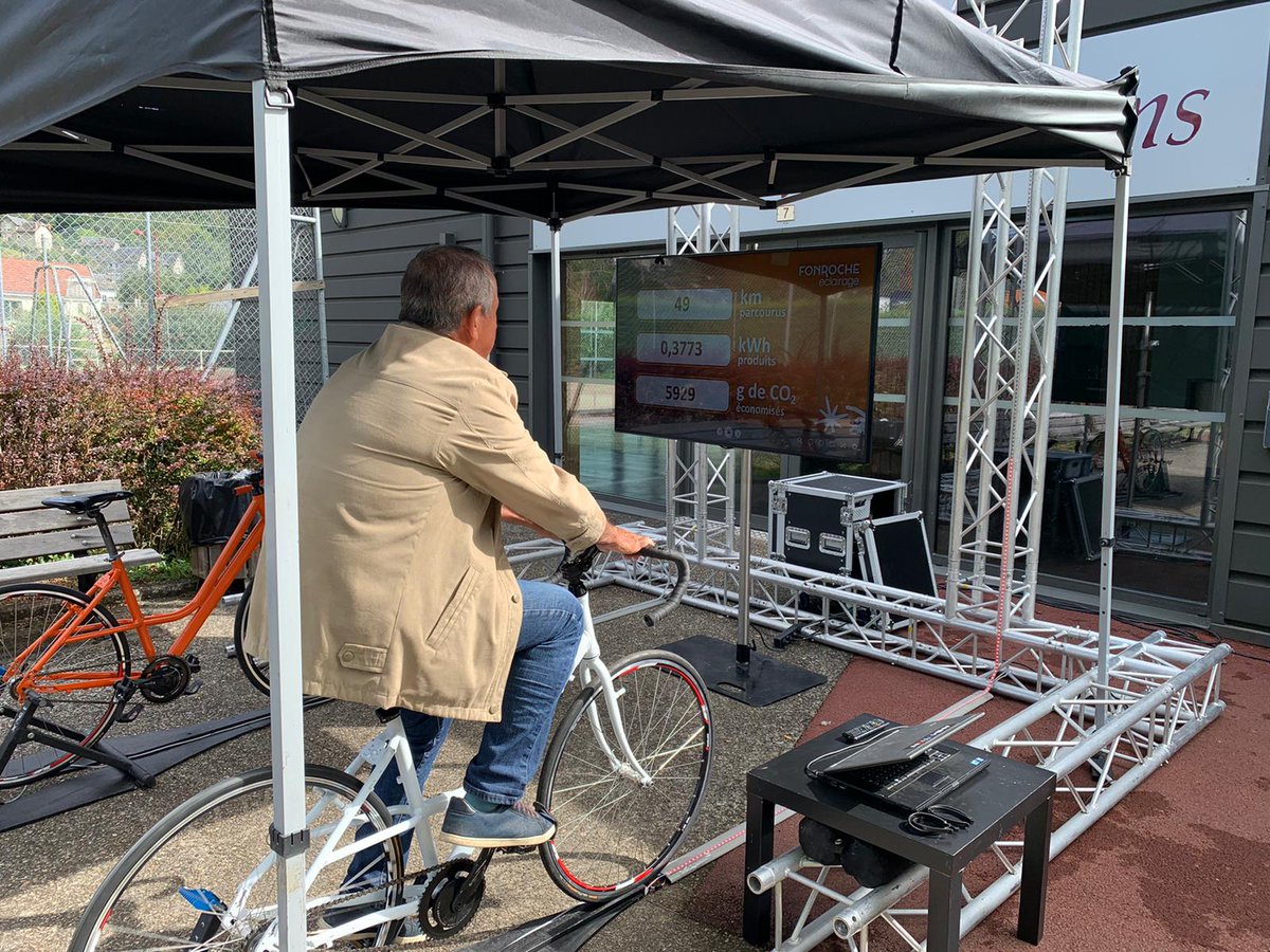 FonrocheEU's tweet photo. Une centaine de personnes présente pour une initiation à l'éclairage public solaire à Laguenne.

Merci aux élus d'être venus. Merci également à la @19Fdee pour l'organisation et son accompagnement ☀

#fonrochelightingtour #Fonroche #Eclairagepublic #evenement https://t.co/Y9xFdfYKJ8