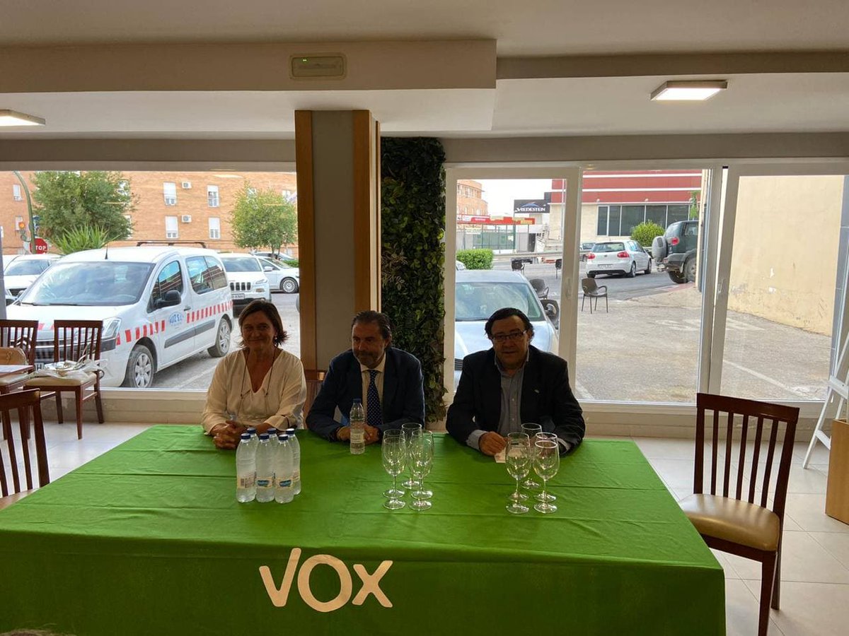 VoxUbeda's tweet photo. REUNIÓN EN VILLACARRILLO CON AFILIADOS

Nuestro parlamentario y presidente, @BMorilloVOX, y los afiliados de #Villacarrillo desarrollan líneas y directrices para el trabajo de VOX en la localidad. 
Adelante, VOX Villacarrillo. 

#VOXPORJAÉN 
#SOLOQUEDAVOX https://t.co/NlK2RtgxZE