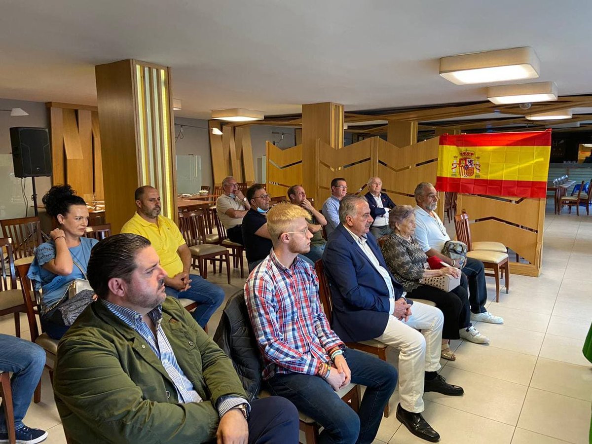 VoxUbeda's tweet photo. REUNIÓN EN VILLACARRILLO CON AFILIADOS

Nuestro parlamentario y presidente, @BMorilloVOX, y los afiliados de #Villacarrillo desarrollan líneas y directrices para el trabajo de VOX en la localidad. 
Adelante, VOX Villacarrillo. 

#VOXPORJAÉN 
#SOLOQUEDAVOX https://t.co/NlK2RtgxZE
