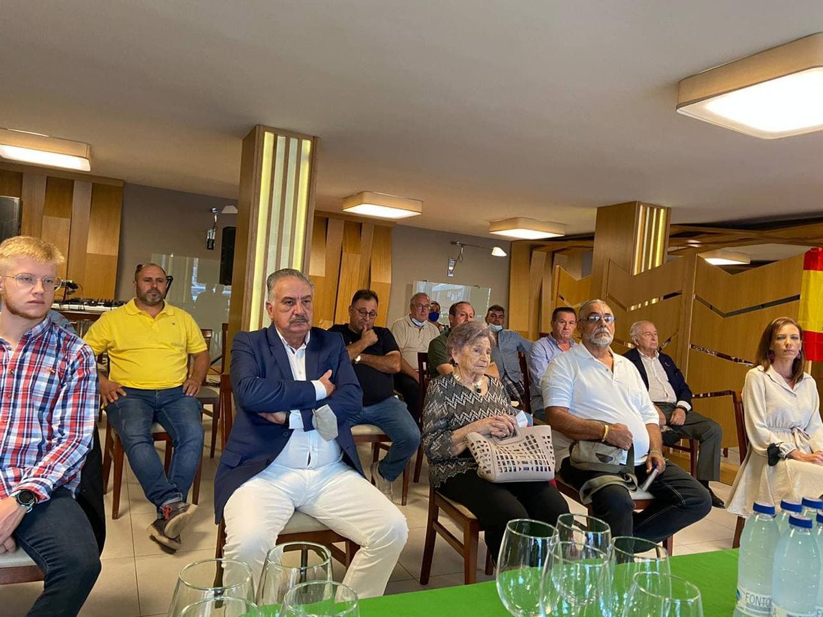 VoxUbeda's tweet photo. REUNIÓN EN VILLACARRILLO CON AFILIADOS

Nuestro parlamentario y presidente, @BMorilloVOX, y los afiliados de #Villacarrillo desarrollan líneas y directrices para el trabajo de VOX en la localidad. 
Adelante, VOX Villacarrillo. 

#VOXPORJAÉN 
#SOLOQUEDAVOX https://t.co/NlK2RtgxZE