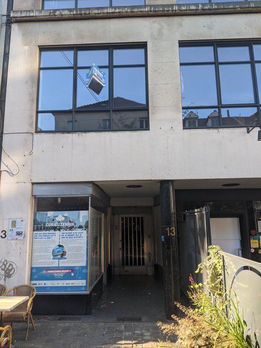 BRAL_Brussels's tweet photo. Hé kijk, een bord van #CurieuzenAir bij @BRAL_Brussels. Als partner meten we uiteraard ook op het Zaterdagplein 13 de luchtkwaliteit. 
Heeft de Brusselse miniring een effect op de lucht die we inademen? Let's find out! https://t.co/yrpIEckcGX 
#BXLDemandsCleanAir #CitizenScience https://t.co/LBNlP19GnN