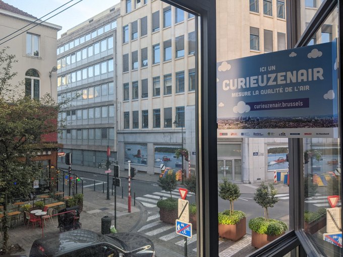 BRAL_Brussels's tweet photo. Hé kijk, een bord van #CurieuzenAir bij @BRAL_Brussels. Als partner meten we uiteraard ook op het Zaterdagplein 13 de luchtkwaliteit. 
Heeft de Brusselse miniring een effect op de lucht die we inademen? Let's find out! https://t.co/yrpIEckcGX 
#BXLDemandsCleanAir #CitizenScience https://t.co/LBNlP19GnN