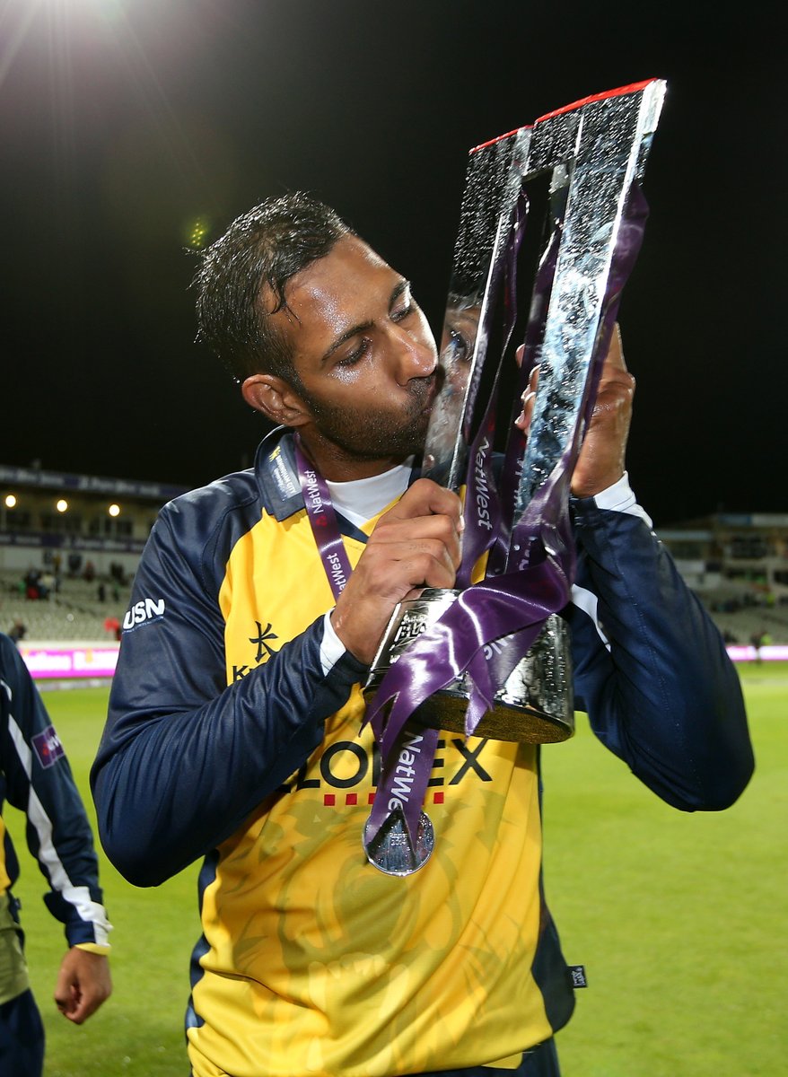 WarwickshireCCC's tweet photo. Thank you for all the special memories, @vchops06! 

Good luck in your retirement. 🤝

#OnceABearAlwaysABear!

🐻#YouBears https://t.co/37alViL63V