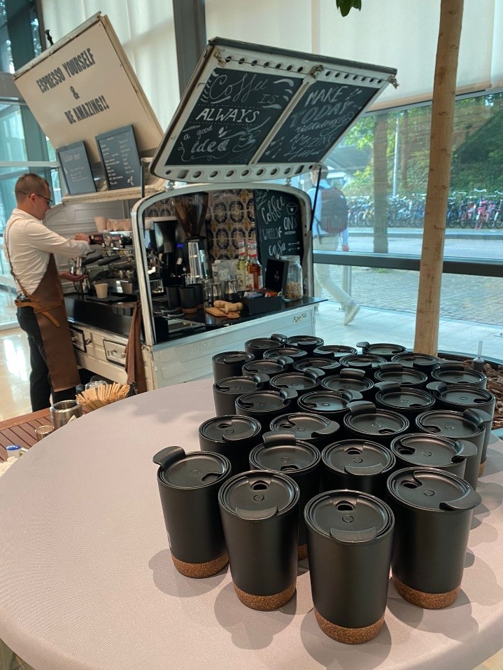 VLKcorporate's tweet photo. Vanaf vandaag komen er weer wat meer collega’s naar kantoor en daar zijn wij heel blij mee! Om dit te vieren staat er de hele week een barista in de hal van ons kantoor heerlijke koffie te maken en krijgt iedereen een duurzame VLK koffiebeker mee. https://t.co/YwreWGH5Kk