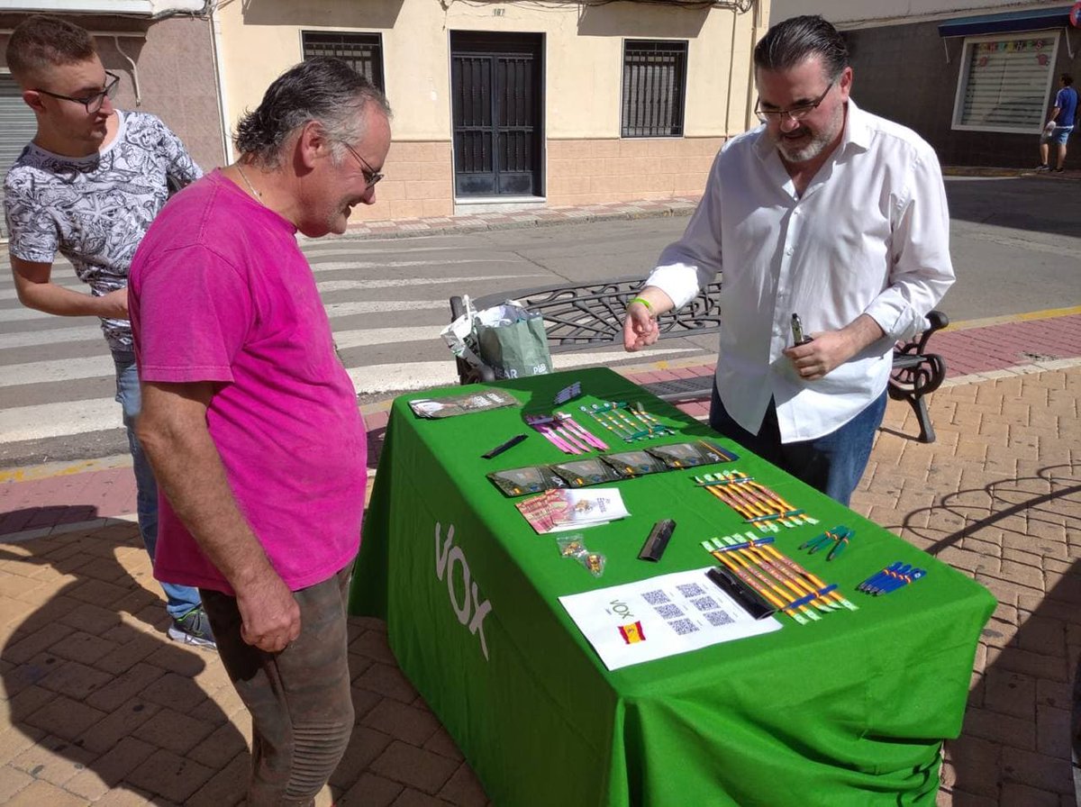 VoxUbeda's tweet photo. MESA INFORMATIVA EN MANCHA REAL

Seguimos dando a conocer el mensaje de VOX en la provincia. Gracias, Mancha Real! Hasta la próxima!

#VOXPORJAÉN https://t.co/3d0MnLZxPk
