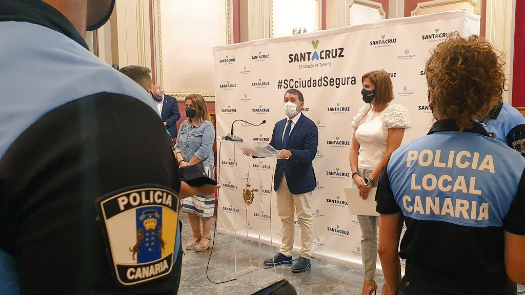 PoliciaLocalSC's tweet photo. Adjuntamos un resumen gráfico de esta jornada de recepción municipal por parte de las autoridades a los #30AgentesenPrácticasSC y de su primer día en la Academia Canaria de Seguridad. También hubo tiempo para explicar las sensaciones de un día muy especial para ellos. @RTVCes https://t.co/Wju9Z0f9J0