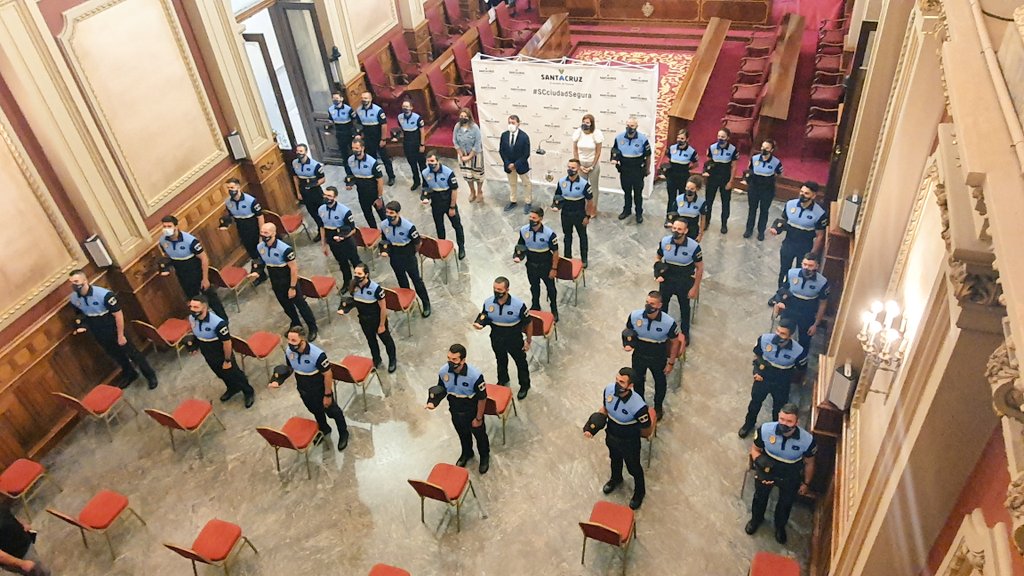 PoliciaLocalSC's tweet photo. Adjuntamos un resumen gráfico de esta jornada de recepción municipal por parte de las autoridades a los #30AgentesenPrácticasSC y de su primer día en la Academia Canaria de Seguridad. También hubo tiempo para explicar las sensaciones de un día muy especial para ellos. @RTVCes https://t.co/Wju9Z0f9J0
