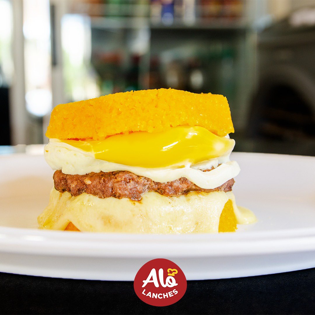 alolanchespmw's tweet photo. Para começar bem a sua semana: Cuscuz Burger! 🤤 Uma delícia exclusiva criada pelo nosso chef, que leva cuscuz, queijo, hambúrguer caseiro, cream cheese e ovo. Você já provou? Impossível não se apaixonar! 😋 https://t.co/QN1xa6GaCk