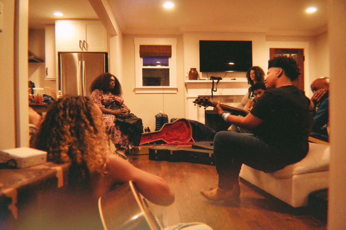 JoyClarkMusic's tweet photo. Conducting a therapy session 

@BlackOpry House
@AmericanaFest
#notokenshere #itsdifferentnow

📷 @CricketRamsey https://t.co/95qTnSVC5G