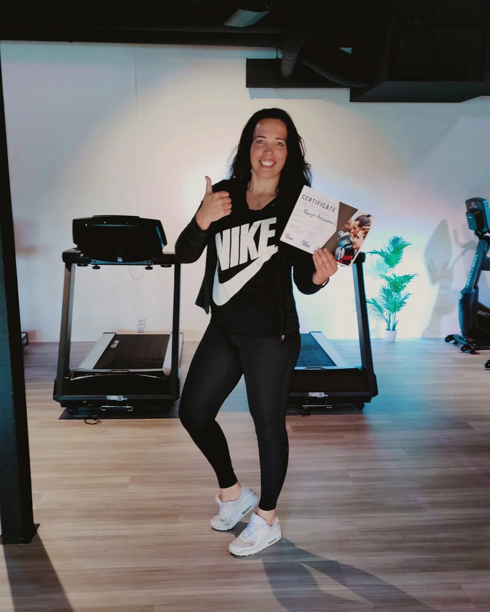 ditistanja's tweet photo. Whoa! I feel good, I knew that I would, now!
Maar daar is ie dan, m'n voorlopig certificaat CrossBoxing instructeur opleiding. 𝘽𝙖𝙢!🥊
Bikkelen, zweten
Nu letterlijk doorknallen en een sterke training op video neerzetten 👌 en iets minder lullen 🤷🏻♀️🤏 #crossboxing #instructor https://t.co/PcveHToDuU