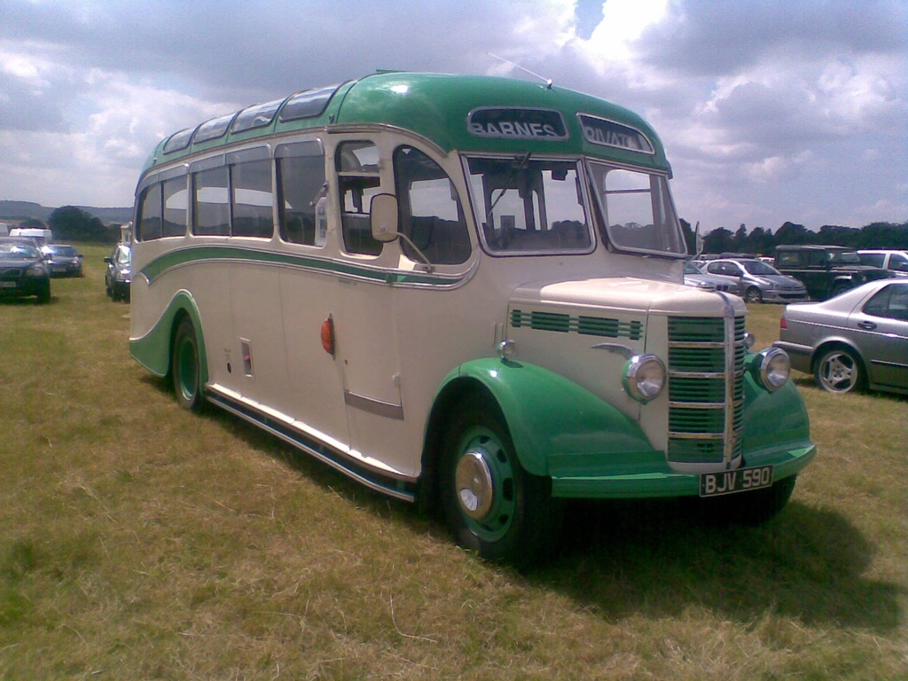 BarnesCoaches's tweet photo. Vintage vs Modern 😉
Whilst at Marlborough Coach Park we bumped into @MervynsCoaches in their great 1949 Bedford OB.

Back in the day, we had our #Bedford in our fleet! See pic 2 for a Barnes throwback. ➡️➡️➡️

📸 Sarah Pyne https://t.co/1tPl3zKWvv
