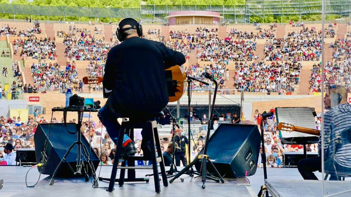 DiazCanelB's tweet photo. Finalmente Silvio cantó en #Madrid. Nos llegan testimonios muy conmovedores del concierto; los silviófilos seguro saben de qué hablo. Conocimos que donará lo recaudado a comprar medicamentos para el país. Gracias, otra vez, por tu música y tu necedad.
📸 Daniel Mordzinski https://t.co/9ZRseu9pJ7
