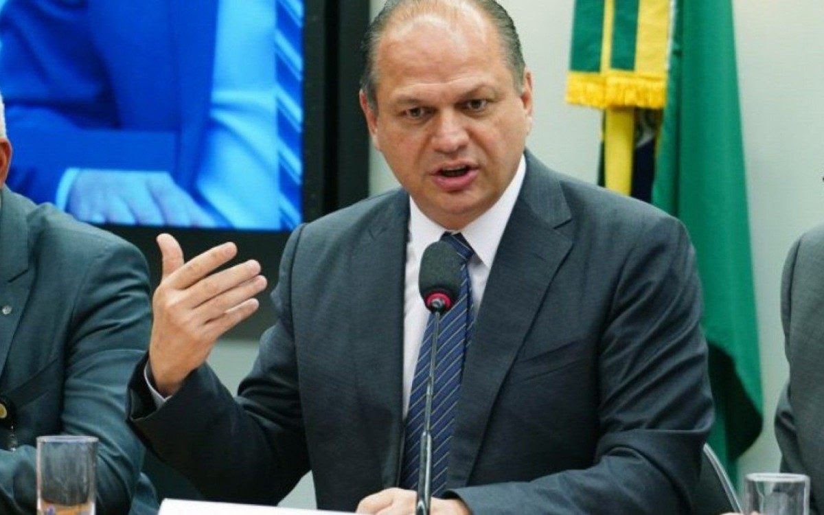 EDSILVA88's tweet image. A família Bolsonaro enriquecendo ilicitamente com dinheiro das rachadinhas sendo investido em mansões e Ricardo Barros que é líder do governo na Câmara saqueando o ministério da saúde e o bolsominion vem com essa falsa narrativa de.
#1000DiasSemCorrupcao engana otário.