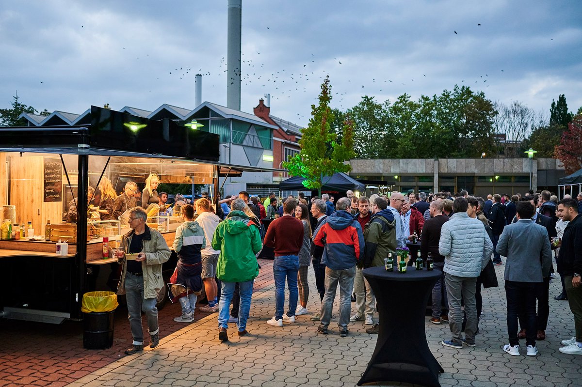Sycor_Gruppe's tweet photo. Unser Sycor After-Work-Grillen war ein voller Erfolg. Endlich konnten wir uns wieder mit viele Kollegen vor Ort austauschen, gemeinsam feiern und gemütliche Stunden verbringen. 🥳🍾🍔🍟🌭🌮🍻
#streetfood #afterworkparty #sycor https://t.co/puZWBzSktT