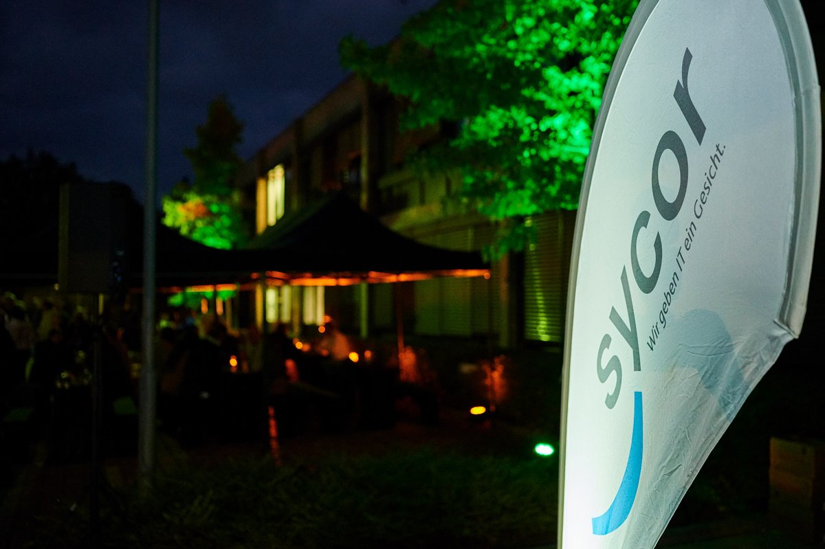 Sycor_Gruppe's tweet photo. Unser Sycor After-Work-Grillen war ein voller Erfolg. Endlich konnten wir uns wieder mit viele Kollegen vor Ort austauschen, gemeinsam feiern und gemütliche Stunden verbringen. 🥳🍾🍔🍟🌭🌮🍻
#streetfood #afterworkparty #sycor https://t.co/puZWBzSktT
