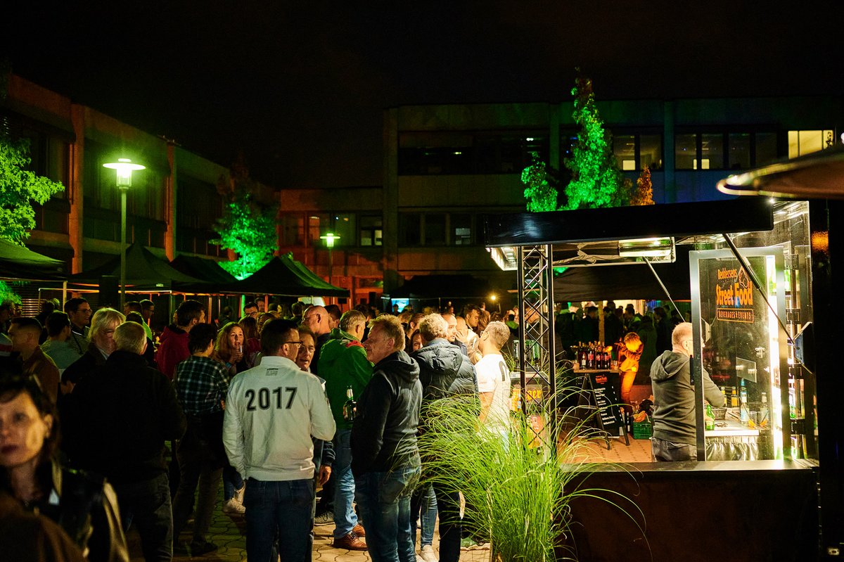 Sycor_Gruppe's tweet photo. Unser Sycor After-Work-Grillen war ein voller Erfolg. Endlich konnten wir uns wieder mit viele Kollegen vor Ort austauschen, gemeinsam feiern und gemütliche Stunden verbringen. 🥳🍾🍔🍟🌭🌮🍻
#streetfood #afterworkparty #sycor https://t.co/puZWBzSktT