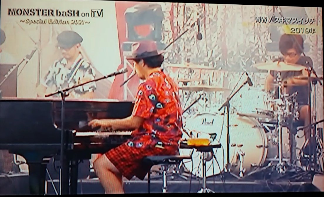nohohon_peace's tweet photo. 思い出したかの様に…またもモンバス映像から💡
その⑥
常田さんクローズアップ?その②
んんっ?クローズアップと言いつつ…
後ろ姿ばっかじゃないか⁉これ…(゚∀゚;)笑
#スキマスイッチ
#常田真太郎
#大橋卓弥
#全力少年
#青春
#MONSTERbaSH2021
#モンバス #MONSTERbaSH2019
#NHK高松 https://t.co/3Ygzc1wpY2