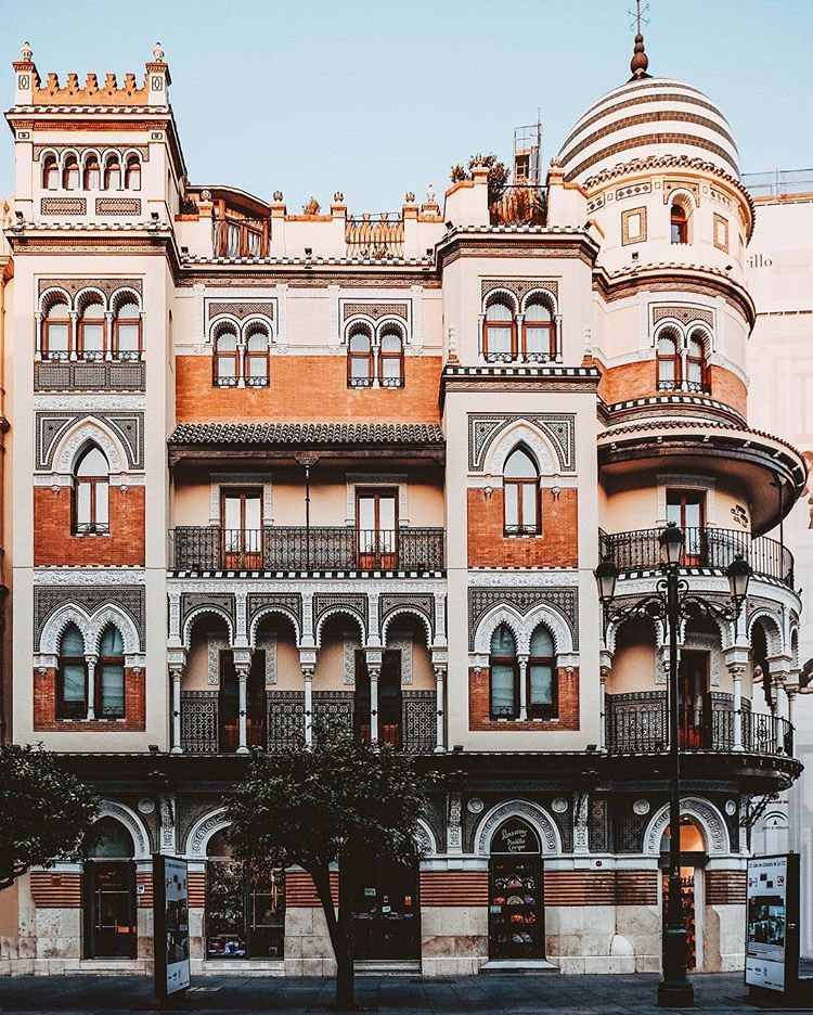 baetis77's tweet photo. A finales del siglo XIX y principios del XX Al Ándalus revive, al menos su arquitectura, al calor del orientalismo y el romanticismo. Ese interés por el pasado islámico permite el resurgimiento en forma de estilos como el neomudejar o el regionalismo andaluz https://t.co/Y6XBeCzw5h