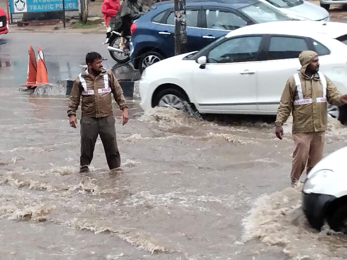 insptr_mrdp's tweet photo. https://t.co/z3Zj7rLQI0 Marredpally cops cleaing the water lagging and regulating the Traffic in inclement weather https://t.co/QXo0kT87c8