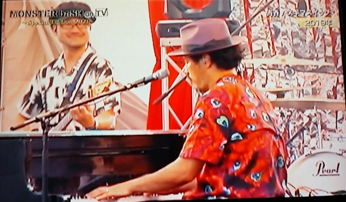 nohohon_peace's tweet photo. 思い出したかの様に…またもモンバス映像から💡
その⑥
常田さんクローズアップ?その②
んんっ?クローズアップと言いつつ…
後ろ姿ばっかじゃないか⁉これ…(゚∀゚;)笑
#スキマスイッチ
#常田真太郎
#大橋卓弥
#全力少年
#青春
#MONSTERbaSH2021
#モンバス #MONSTERbaSH2019
#NHK高松 https://t.co/3Ygzc1wpY2